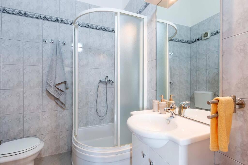 Cozy Apartment With Private Parking Medolino Esterno foto